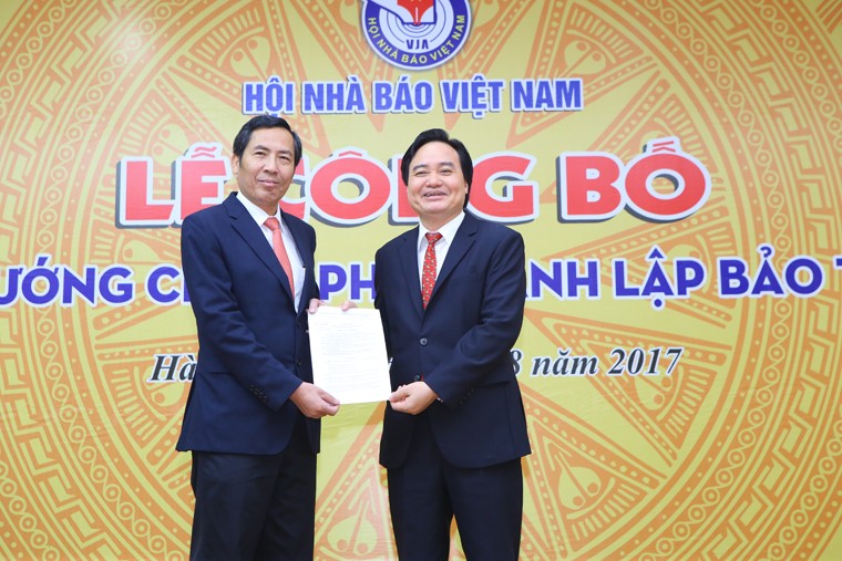Chủ tịch Hội Nhà báo Việt Nam Thuận Hữu nhận Quyết định của Thủ tướng Chính phủ về việc thành lập Bảo tàng Báo chí Việt Nam từ Bộ trưởng Bộ GD-ĐT Phùng Xuân Nhạ.