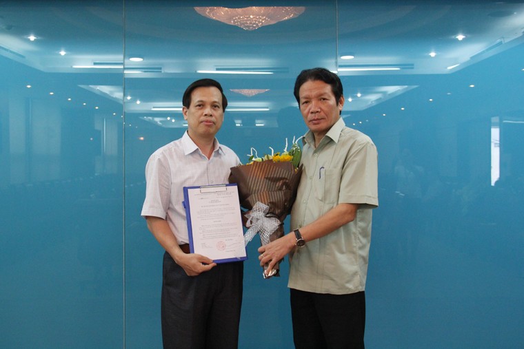 Thứ trưởng Hoàng Vĩnh Bảo trao Quyết định và tặng hoa chúc mừng tân Cục trưởng Cục Thông tin cơ sở Nguyễn Văn Tạo