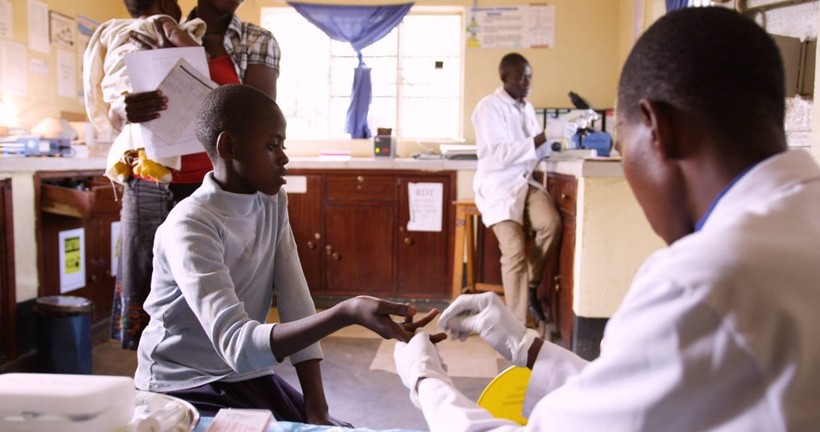 Tại Uganda, ứng dụng mới được xây dựng trên Azure cho phép bác sĩ chẩn đoán hồ sơ và chăm sóc bệnh nhân tốt hơn và nhân viên y tế có thể xác định và chặn đứng các bệnh truyền nhiễm như sốt rét trước khi chúng bùng phát. Ảnh: Microsoft.