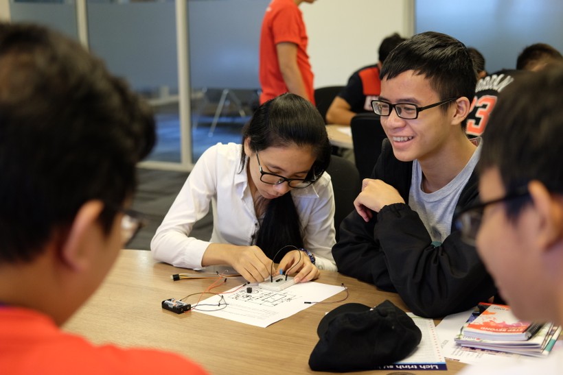 Sinh viên tham gia một lớp học thử về công nghệ. Ảnh: Kiều Trang.