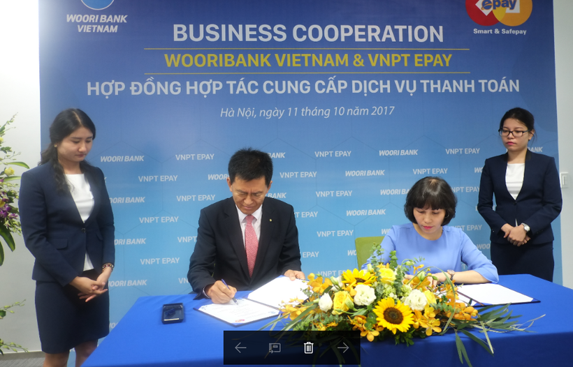 Lãnh đạo VNPT EPAY và Woori Việt Nam chính thức ký kết hợp đồng hợp tác. Ảnh: VNPT ePay.