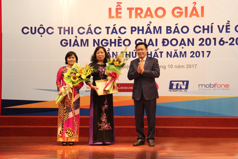Phó Thủ tướng Vương Đình Huệ trao giải A cho nhóm tác giả đoạt giải. Ảnh: Anh Quang