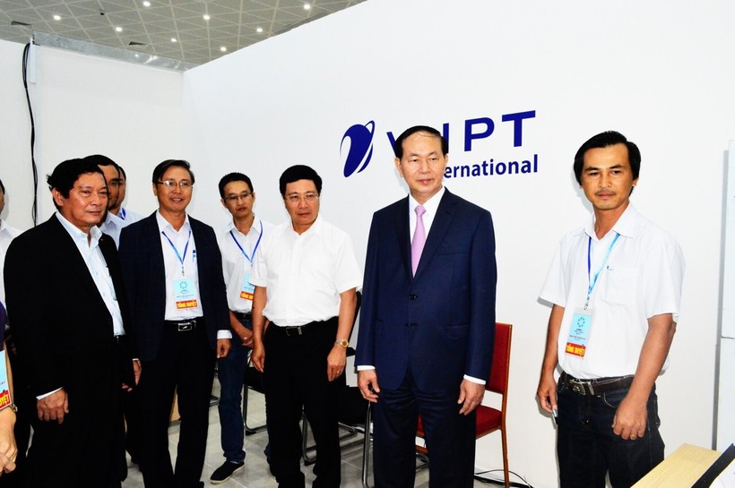 :  Chủ tịch nước Trần Đại Quang và Phó Thủ tướng Phạm Bình Minh đến thăm booth điều hành kỹ thuật của VNPT tại Trung tâm Báo chí quốc tế APEC 2017.