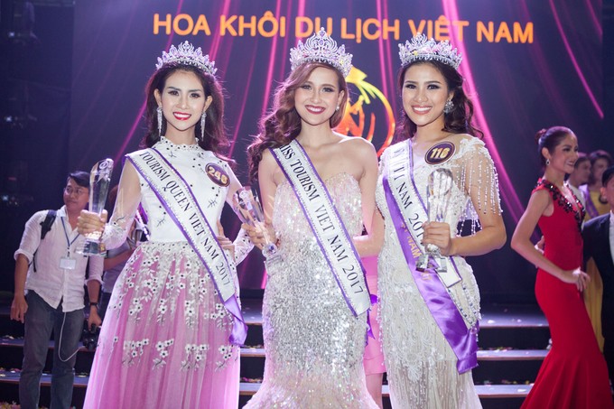 Đỗ Trần Khánh Ngân (đứng giữa) và hai Á hậu của cuộc thi Miss Globe 2017. Ảnh: BTC