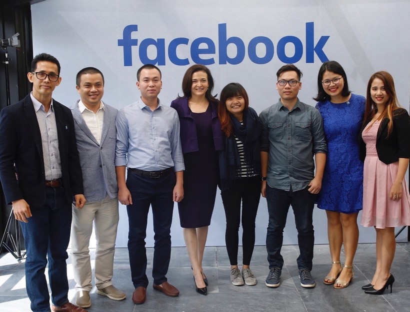 Bên lề hội nghị APEC, đại diện Facebook đã gặp gỡ các chủ doanh nghiệp nhỏ tại Việt Nam đang sử dụng Facebook cho mục đích phát triển việc kinh doanh của họ. Ảnh: Facebook.