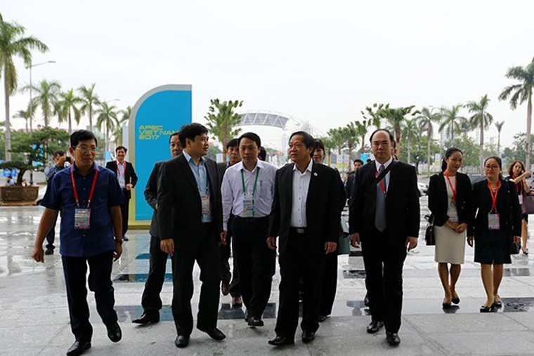 Nhằm chuẩn bị tốt nhất cho việc tổ chức Tuần lễ Cấp cao APEC 2017, đặc biệt là vấn đề truyền thông, từ sáng sớm ngày 8/11, Bộ trưởng Bộ Thông tin và Truyền thông Trương Minh Tuấn đã có mặt tại Đà Nẵng để kiểm tra công tác tổ chức.