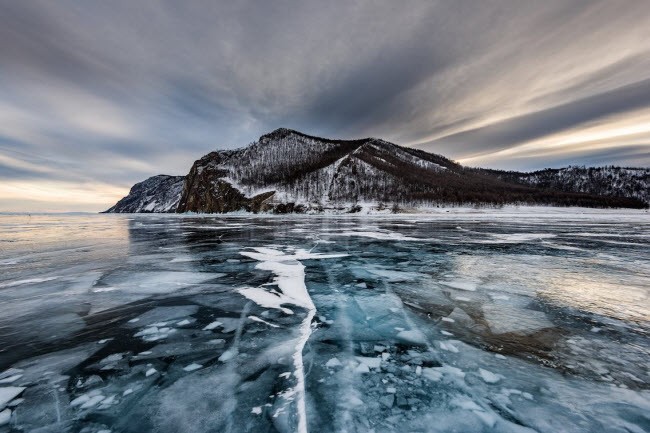 Mặt nước đóng băng trên hồ Baikal, Nga là một trong những khung cảnh hùng vĩ mà những người mê du lịch ước ao được tận mắt chứng kiến. Ảnh: BI.