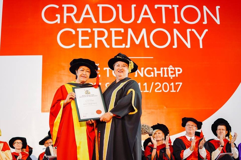 Bà Tôn Nữ Thị Ninh nhận bằng Tiến sĩ Danh dự Đại học RMIT. Ảnh: FB RMIT