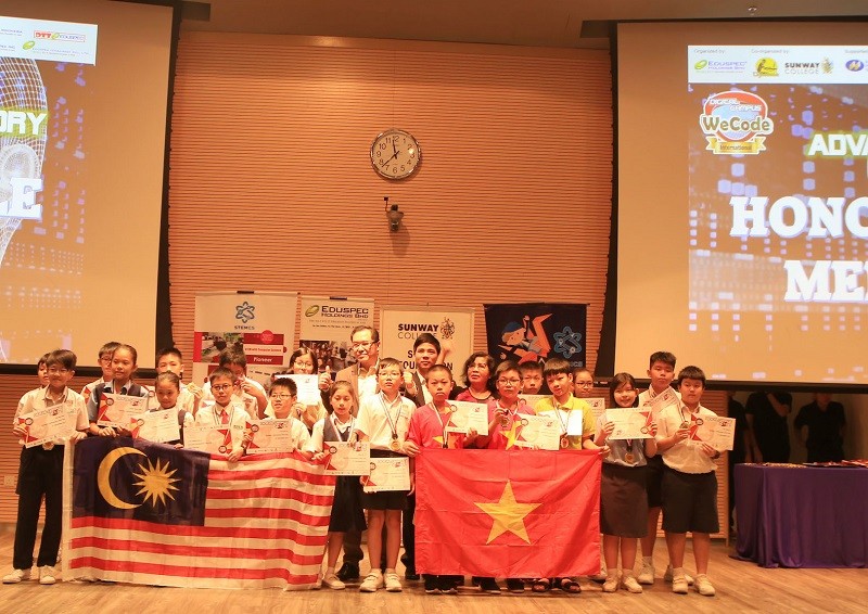 Đoàn Việt Nam nhận giải thưởng tại Wecode quốc tế 2017 tại Malaysia. Ảnh: Lan Anh.