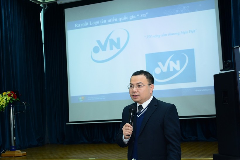 Ông Lê Nam Trung - Phó Giám đốc VNNIC báo cáo công tác năm 2017. Ảnh: Khánh Huyền.