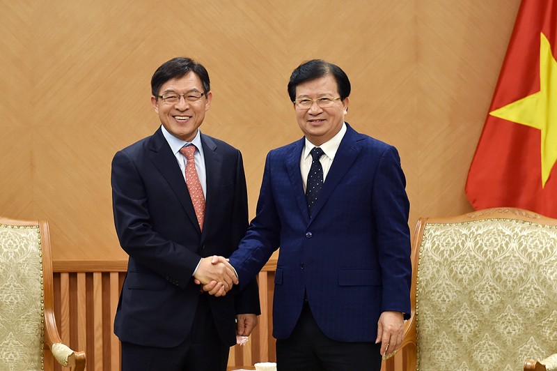 Phó Thủ tướng Trịnh Đình Dũng tiếp Tổng Giám đốc Tổ hợp Samsung tại Việt Nam Shim Won Hwan. Ảnh: VGP