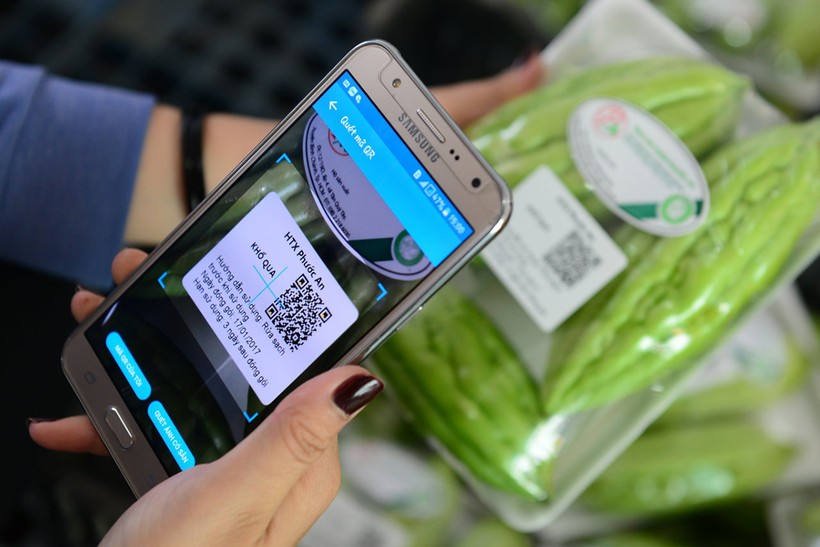 Tới đây, người tiêu dùng tại Hà Nội có thể sử dụng ứng dụng trên điện thoại thông minh quét mã QR code trên thực phẩm để truy xuất nguồn gốc. Ảnh: UBND TP. Hà Nội.