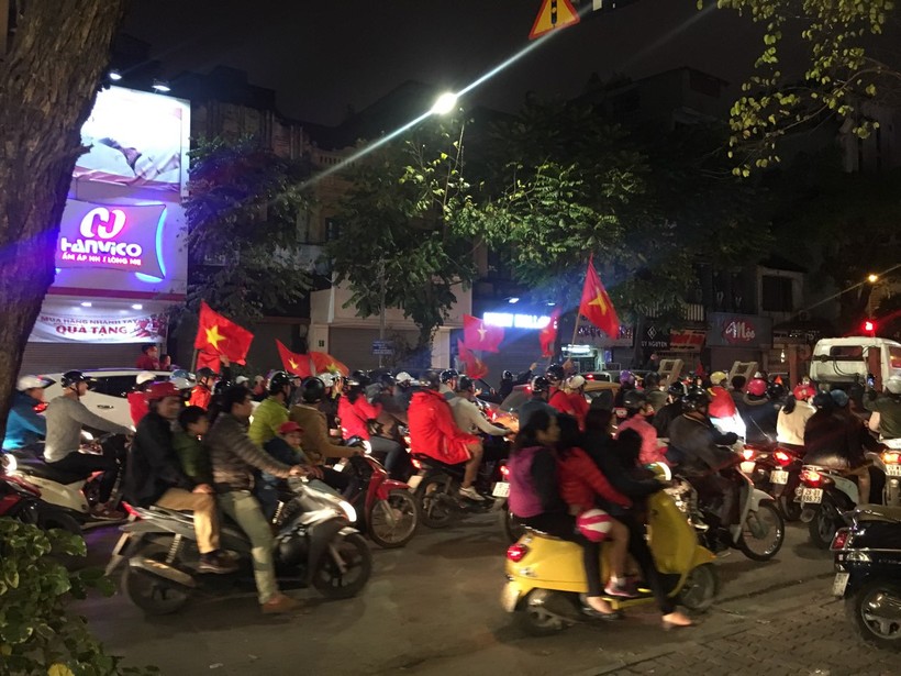Dân mạng vỡ òa cảm xúc khi U23 Việt Nam vào kết giải U23 châu Á. Ảnh: Hồng Vân