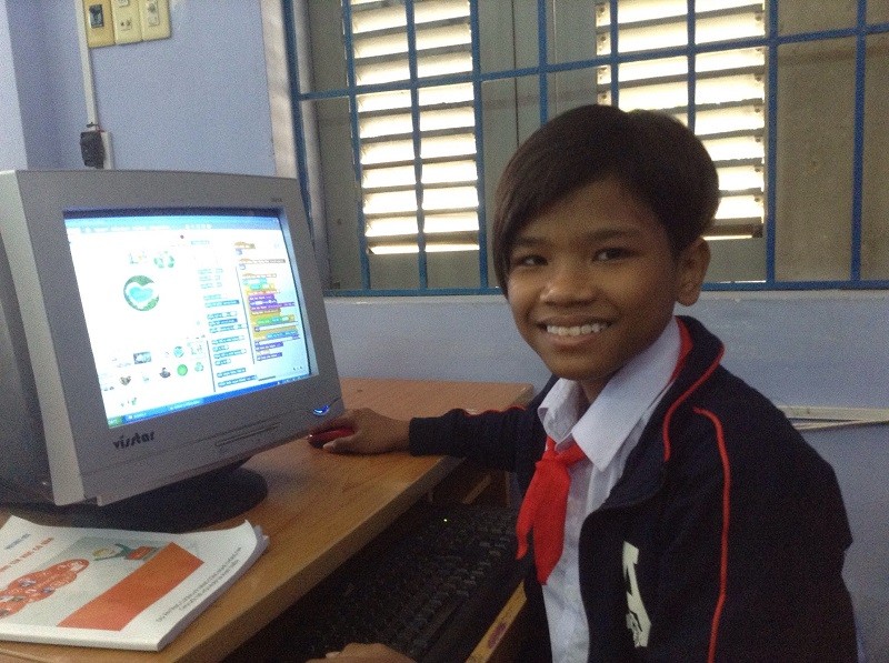 ​Bo Bo Nam thực hành lập trình Scratch trên chiếc máy tính cũ của trường. Ảnh: Nam Phương