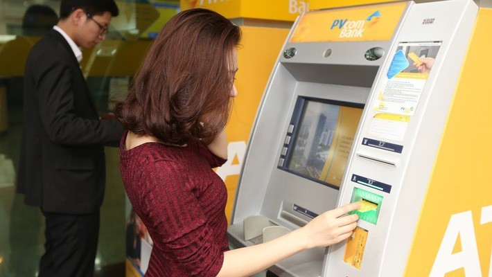 Khi giao dịch tại máy ATM cần quan sát kỹ máy ATM trước khi thực hiện giao dịch, đặc biệt tại các vị trí khe đọc thẻ, bàn phím, camera. Ảnh: PVCombank