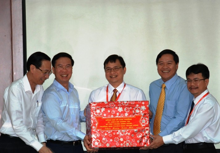 Ông Võ Văn Thưởng (thứ hai, trái sang) trao quà Tết cho đại diện cán bộ, chuyên gia, kỹ sư, nhân viên và người lao động QTSC. Ảnh: Ban Tuyên giáo TƯ.