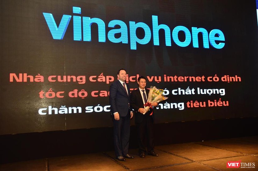 Ông Nguyễn Trường Giang- PTG VinaPhone nhận giải “Nhà cung cấp dịch vụ Internet cố định tốc độ cao có chất lượng chăm sóc khách hàng tiêu biểu”.
