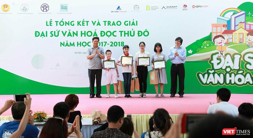 4 học sinh có bài dự thi xuất sắc nhất vừa được vinh  danh Đại sứ Văn hóa đọc Thủ đô năm học 2017 - 2018 vào sáng nay (26/5).