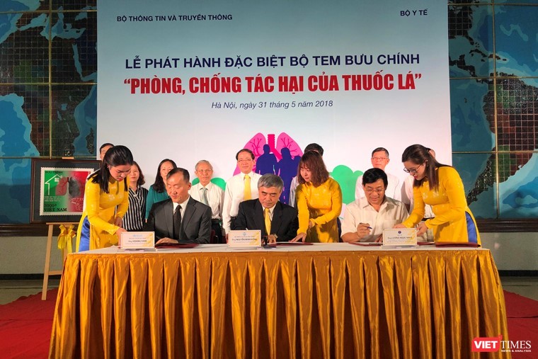 Thứ trưởng Bộ TT&TT Nguyễn Minh Hồng cùng các đại biểu ký phát hành đặc biệt Bộ tem