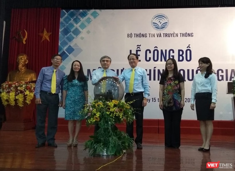 Thứ trưởng Nguyễn Minh Hồng, Đại diện VnPost và các khách mời thực hiện nghi thức khai trương Cổng thông tin điện tử tra cứu Mã bưu chính quốc gia.