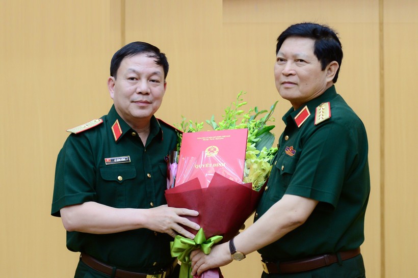 Đại tướng Ngô Xuân Lịch, thay mặt Thường vụ Quân ủy Trung ương, trao quyết định giao nhiệm vụ cho Thiếu tướng Lê Đăng Dũng.