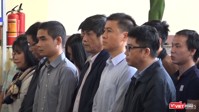 Bị cáo Phan Sào Nam (áo sơ-mi trắng) tại phiên tòa xét xử sơ thẩm.