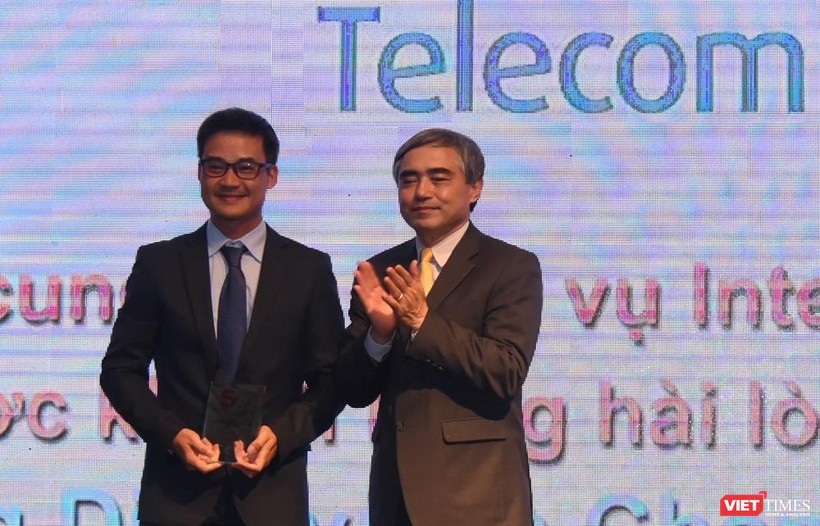 Ông Nguyễn Minh Hồng - Chủ tịch Hội Truyền thông số Việt Nam, Nguyên Thứ trưởng Bộ TT&TT (phải) trao danh hiệu 'Nhà cung cấp dịch vụ Internet Cố định được khách hàng hài lòng nhất về Chất lượng dịch vụ và Chăm sóc khách hàng 2019 cho đại diện FPT Telecom.