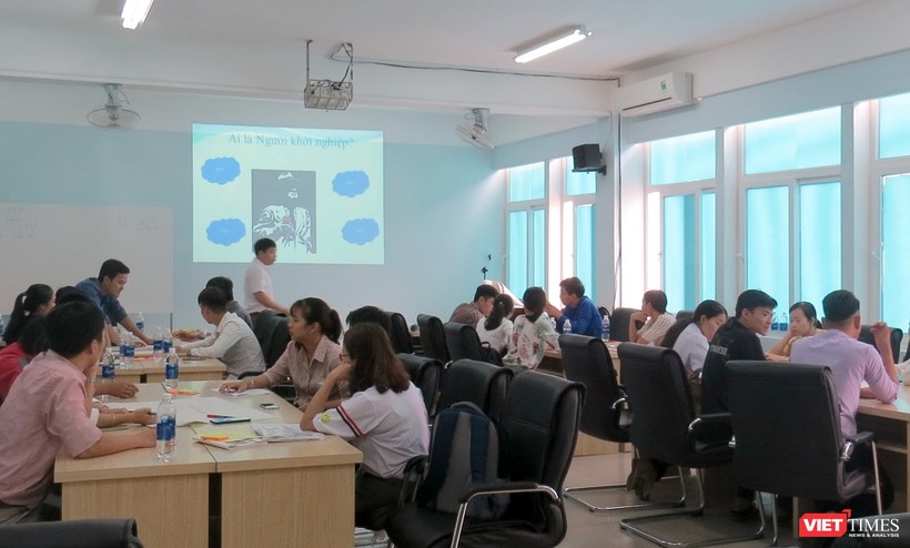 Các nhóm thảo luận tại khóa đào tạo đươc tổ chức tại Phân hiệu Đại học Huế tại Quảng Trị.