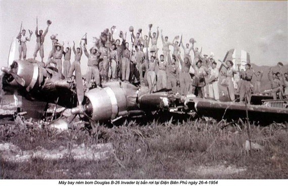 Máy bay ném bom B-26 Invader do Mỹ viện trợ là  máy bay ném bom chính của Pháp tại ĐBP nhưng đã bị Việt Minh bắn hạ..