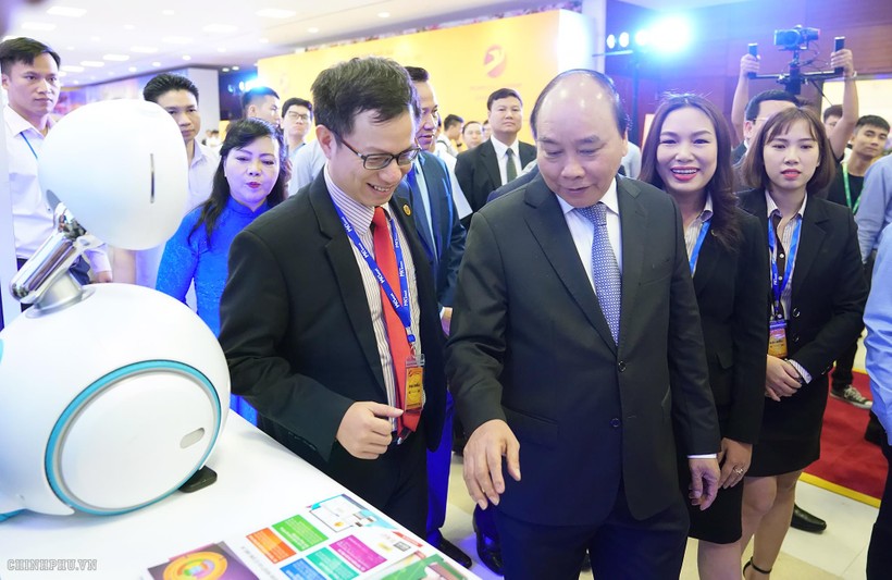 Thủ tướng gợi ý doanh nghiệp công nghệ Việt Nam thực hành khẩu hiệu hành động: sáng tạo tại Việt Nam, thiết kế tại Việt Nam, Việt Nam làm chủ công nghệ và chủ động trong sản xuất. 