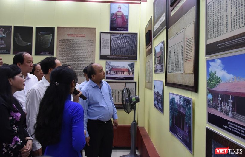 Thủ tướng đi tham quan hình ảnh, tư liệu, hiện vật về quá trình hình thành, phát triển của tỉnh Thanh Hóa