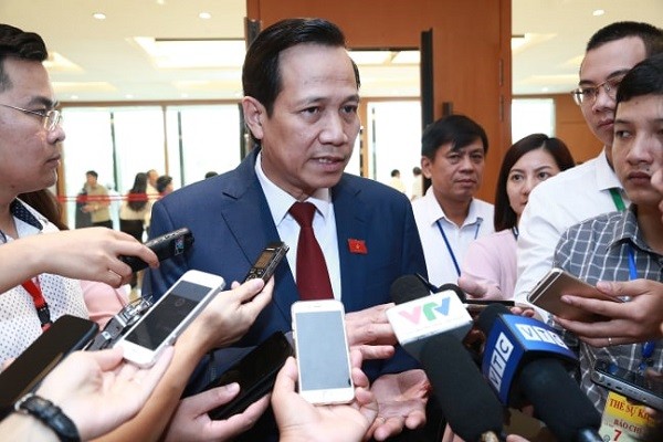 Bộ trưởng Đào Ngọc Dung trả lời báo chí bên hành lang Quốc hội.