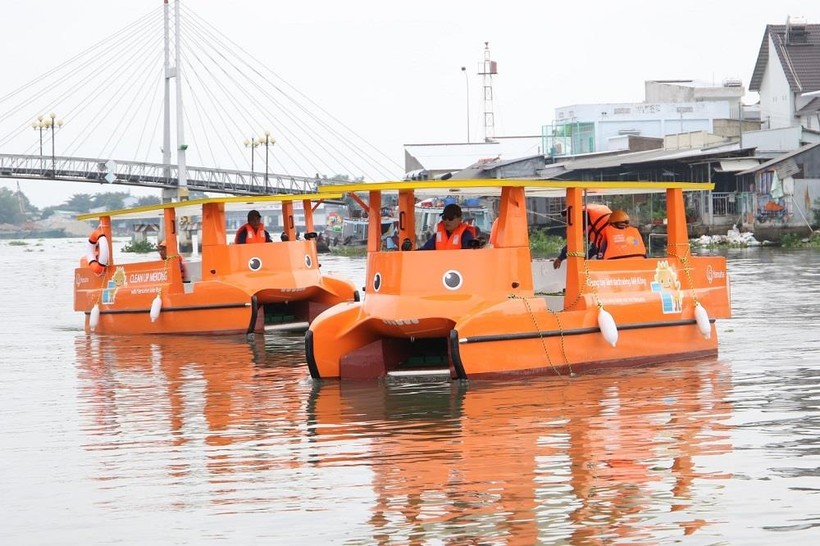 Hai chiếc thuyền chạy bằng năng lượng mặt trời giúp làm sạch sông Mê Kông được thử nghiệm đầu tiên tại tỉnh Vĩnh Long.
