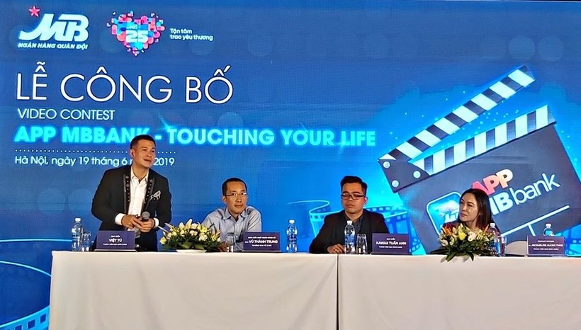 Đạo diễn Việt Tú (ngoài cùng bên trái) tham gia hội đồng giám khảo cuộc thi.