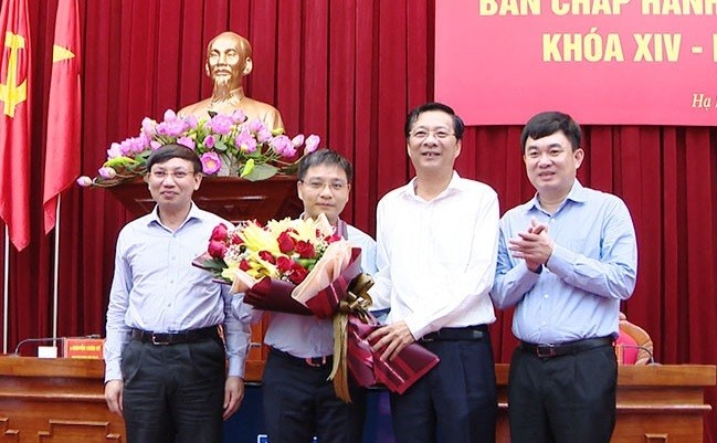 Lãnh đạo tỉnh Quảng Ninh chúc mừng Tân Phó Bí thư Tỉnh ủy Quảng Ninh Nguyễn Văn Thắng.
