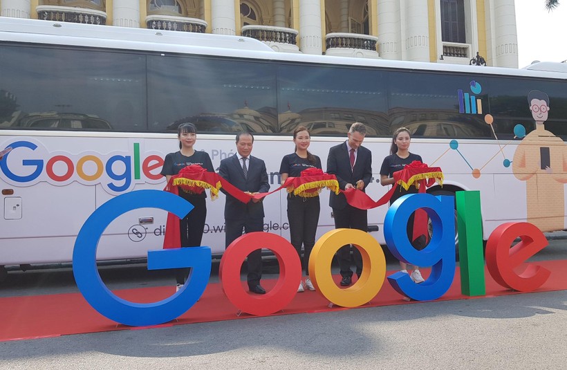 Digital Bus (xe buýt kỹ thuật số) là chuyến xe đào tạo lưu động sẽ đi đến 59 tỉnh của Việt Nam.