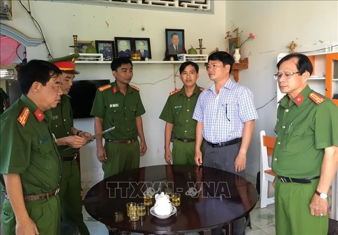 Cơ quan Cảnh sát điều tra Công an tỉnh Trà Vinh tống đạt quyết định khởi tố, lệnh bắt tạm giam bị can Trần Trường Sơn. Ảnh: TTXVN