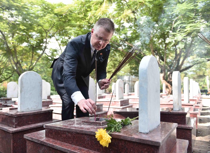 Đại sứ Kritenbrink và lãnh đạo tỉnh Quảng Trị tới thăm và thắp hương tại Nghĩa trang Quốc gia Trường Sơn.