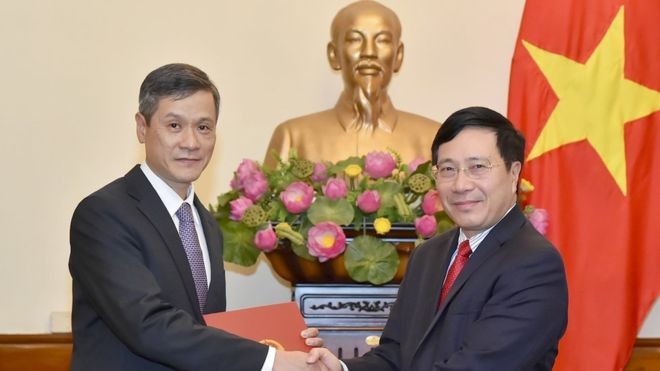 Ông Nguyễn Minh Vũ (trái).