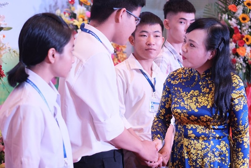 Bộ trưởng Bộ Y tế  Nguyễn Thị Kim Tiến trò chuyện với sinh viên tại Lễ khai giảng năm học mới của Trường Đại học Y dược TP.HCM (16/9).