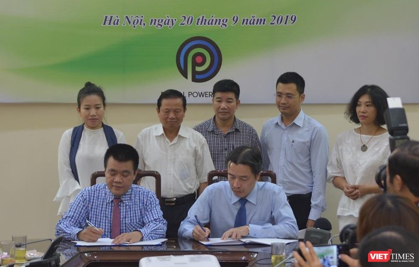 Lễ kí kết chương trình hợp tác giữa Cục Trẻ em và TikTok Việt Nam có sự chứng kiến của Nguyên Bộ trưởng Bộ TT&TT Lê Doãn Hợp (hàng hai, thứ hai trái sang) và đại diện nhiều cơ quan, tổ chức.