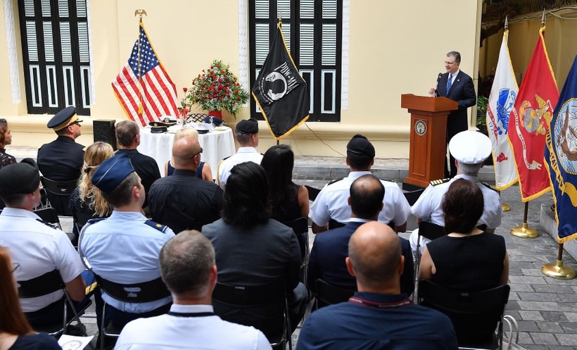 Đại sứ Kritenbrink phát biểu tại lễ kỷ niệm Ngày Tưởng niệm Tù binh và Người mất tích.