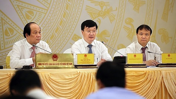 Thứ trưởng Bộ Kế hoạch và Đầu tư Nguyễn Đức Trung (giữa ảnh) trả lời câu hỏi của báo chí.