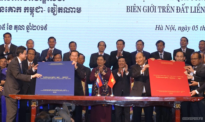 Hai Thủ tướng chứng kiến lễ ký Phụ lục bản đồ đính kèm Nghị định thư phân giới cắm mốc biên giới trên đất liền giữa Việt Nam và  Campuchia.