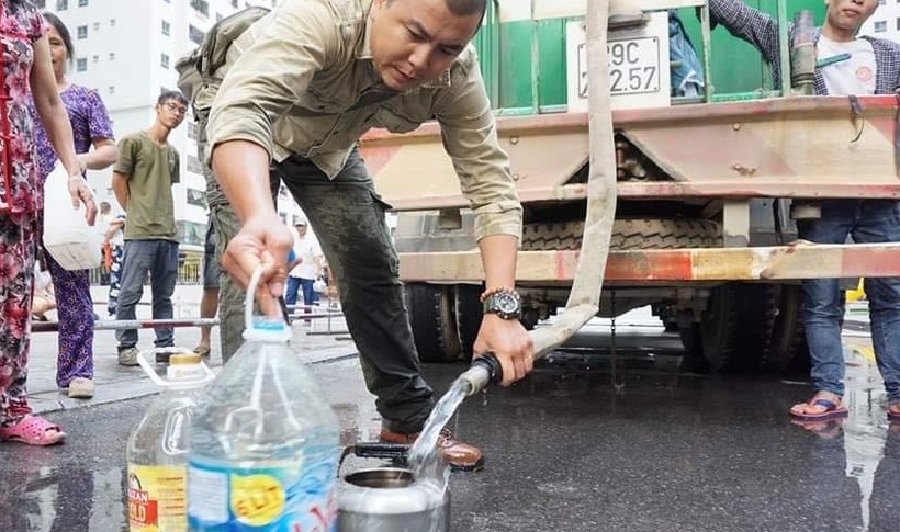 Xe stec cung cấp nước sạch sinh hoạt cho người dân khu vực Linh Đàm