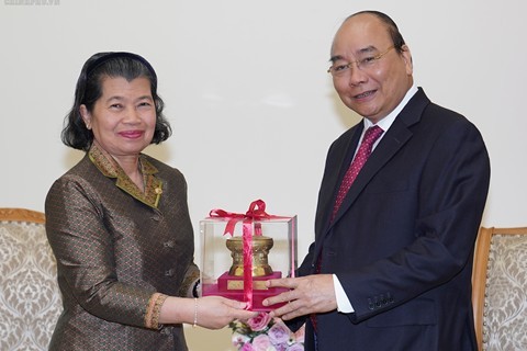 Thủ tướng Nguyễn Xuân Phúc tặng món quà kỉ niệm cuộc gặp gỡ cho Phó Thủ tướng Campuchia Men Sam An.