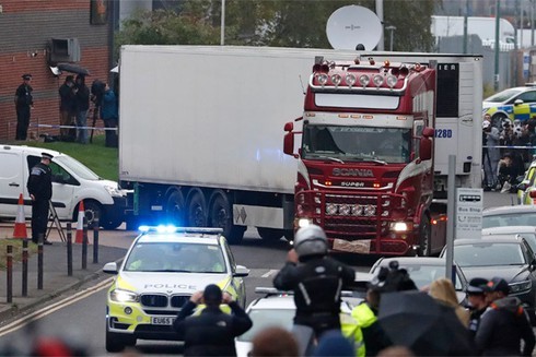 Cảnh sát Anh chiều 26/10 đã đưa các xác nạn nhân tới bệnh viện để tiến hành khám nghiệm tử thi. Ảnh: Sky News.