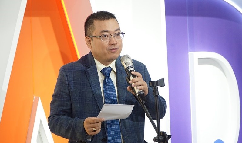 Chủ tịch Alphabooks Nguyễn Cảnh Bình phát biểu tại văn phòng mới Alpha Forest.