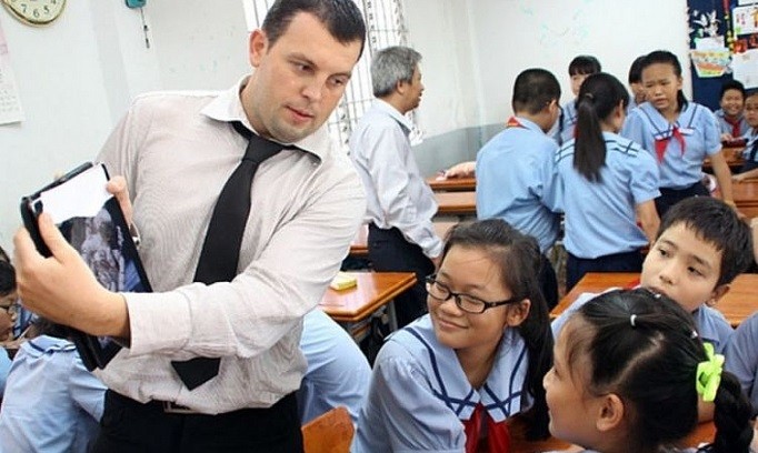Người nước ngoài làm việc trong một trường học tại Hà Nội.