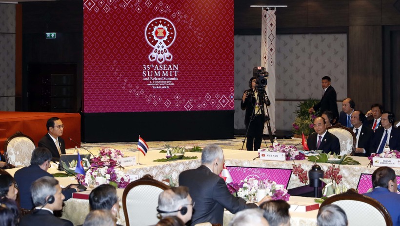 Thủ tướng dự phiên toàn thể Hội nghị Cấp cao ASEAN lần thứ 35.